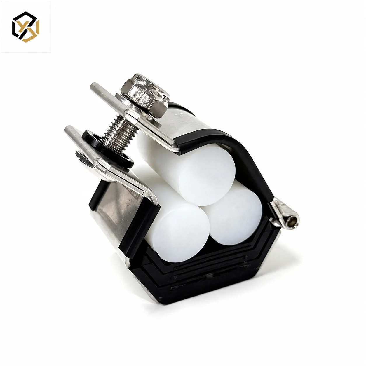 Trefoil cable cleat for three single-core power cables